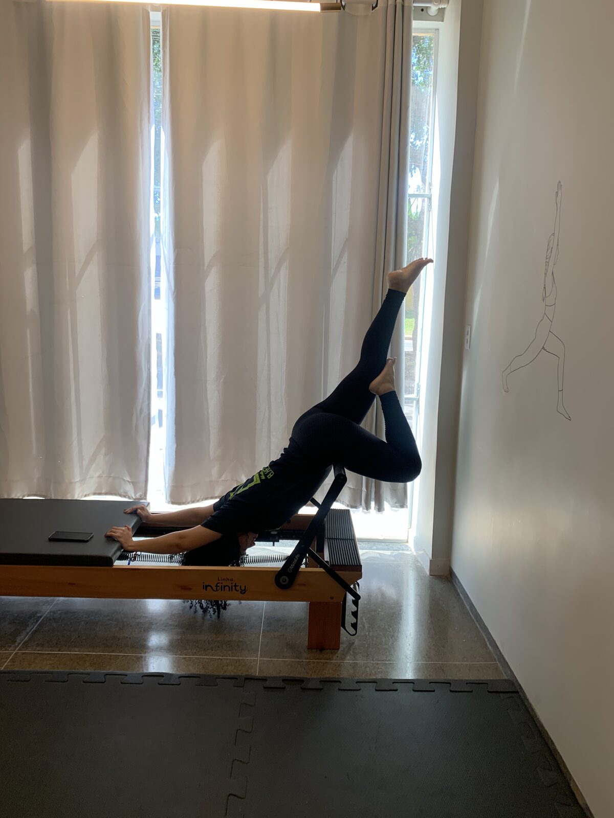 Aluna realizando exercício no reformer de pilates
