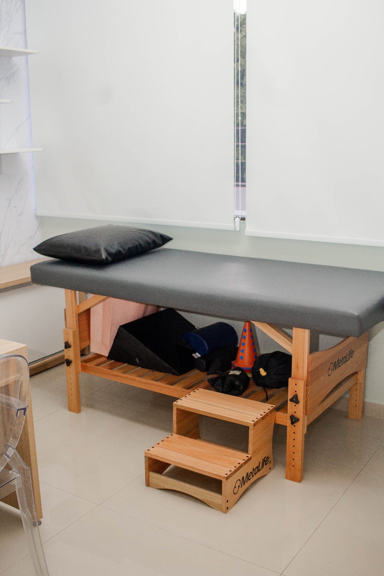 Sala de atendimento com maca clínica